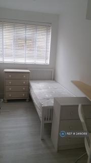 3 bedroom flat to rent, Castleton House, London, E14