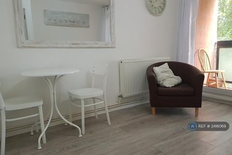 3 bedroom flat to rent, Castleton House, London, E14
