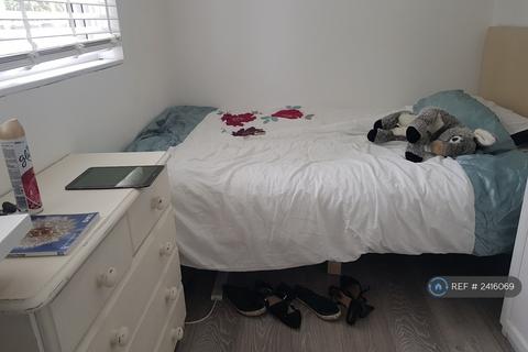 3 bedroom flat to rent, Castleton House, London, E14