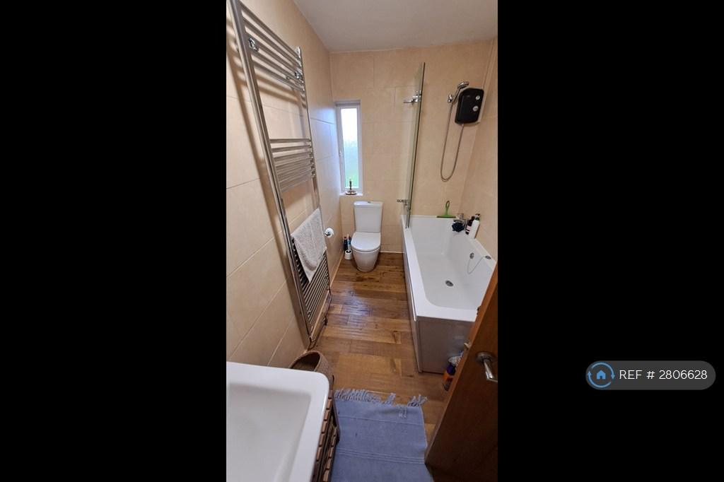 Bathroom + Electric Shower 2.93m x 1.56m