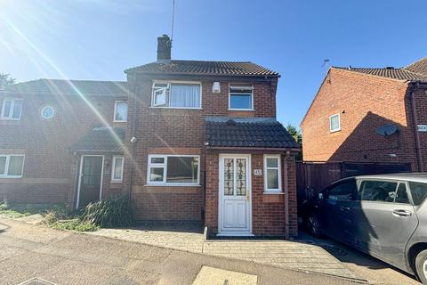 3 bedroom semi-detached house to rent, Buckingham Drive, Leicester