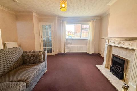 3 bedroom semi-detached house to rent, Buckingham Drive, Leicester