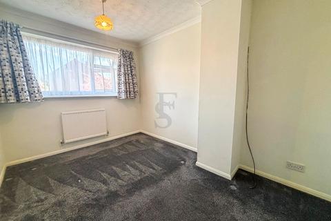 3 bedroom semi-detached house to rent, Buckingham Drive, Leicester