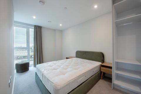 3 bedroom flat to rent, Moat Street, London SW11