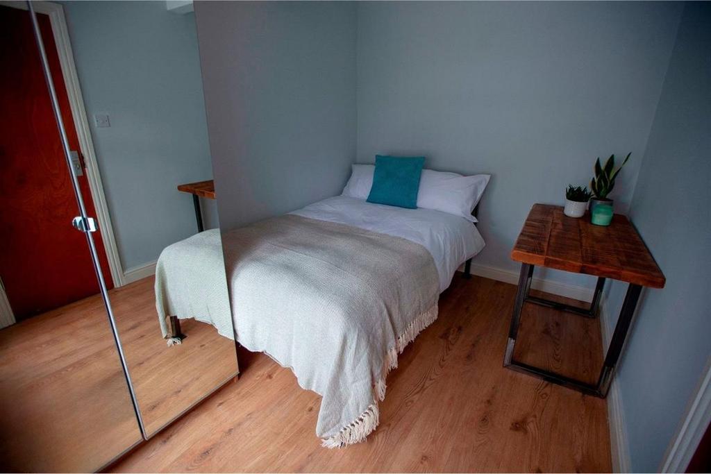 Bright, tidy bedroom with cosy double bed...