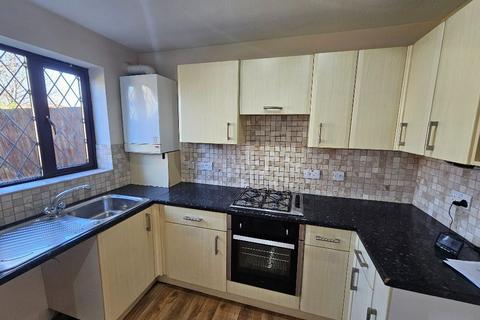 2 bedroom semi-detached house to rent, Canterbury Close, Banbury, OX16 4FF