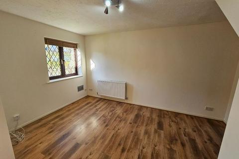 2 bedroom semi-detached house to rent, Canterbury Close, Banbury, OX16 4FF