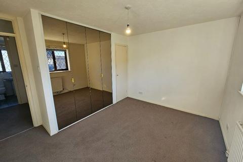 2 bedroom semi-detached house to rent, Canterbury Close, Banbury, OX16 4FF