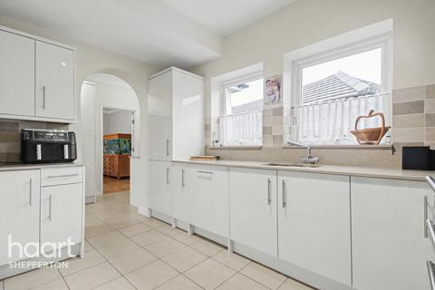 undefined, Lois Drive, Shepperton