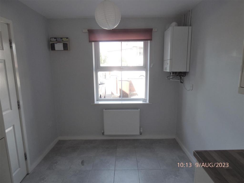 76 Wharncliffe Road - Din.JPG