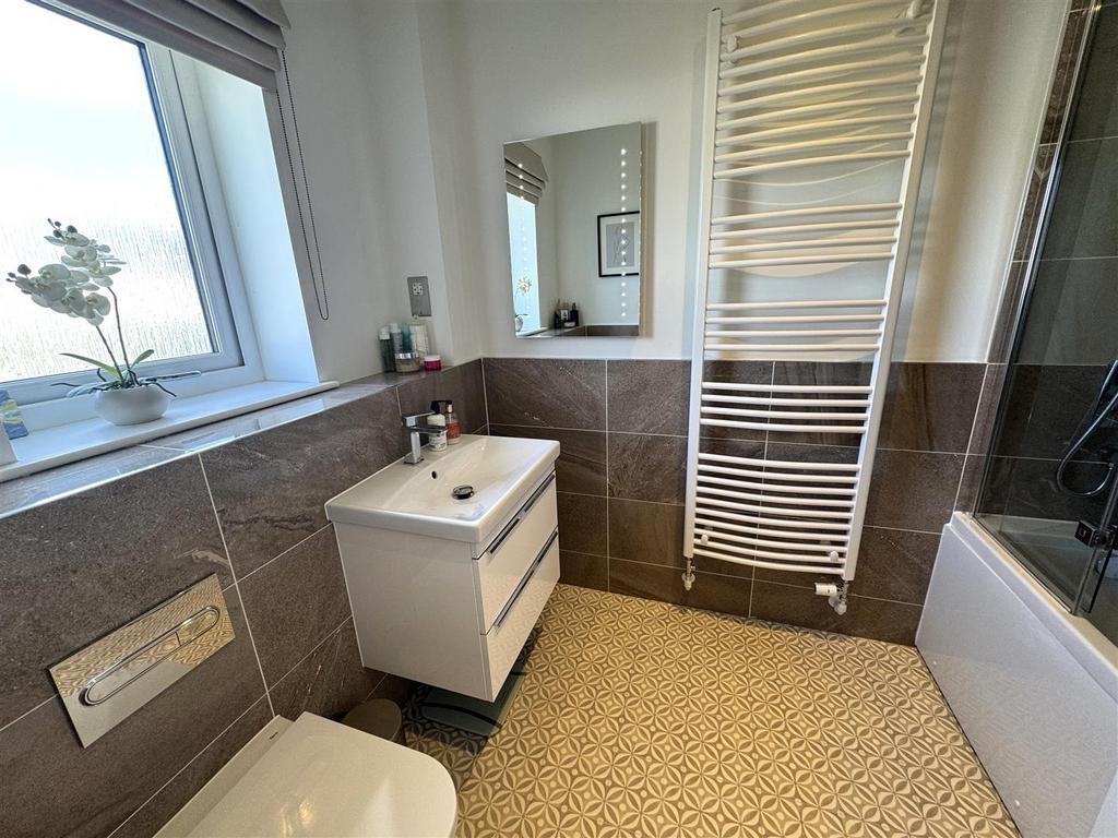 Bathroom 1.jpg