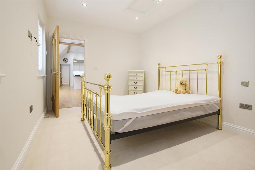 Bedroom 1b.jpg