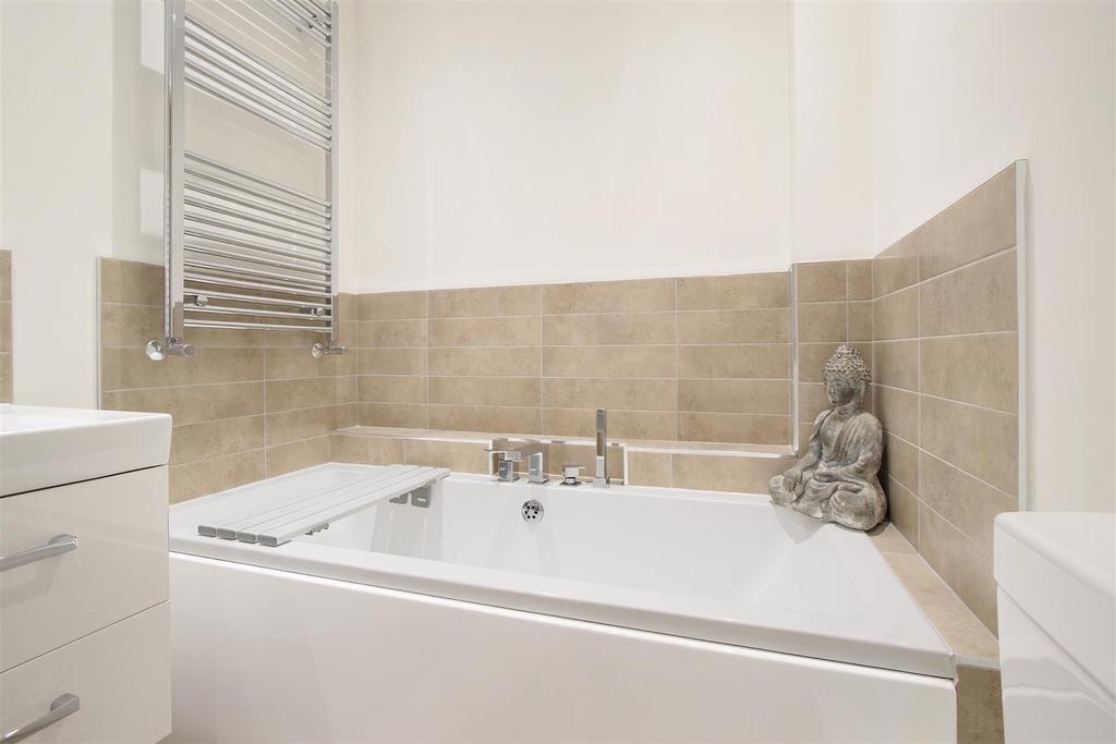 Bathroom b.jpg
