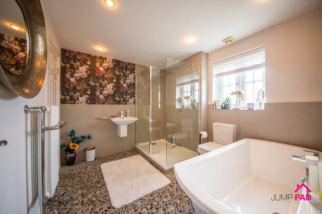 Jack/jill bathroom