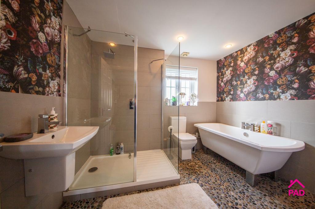 Jack/jill bathroom