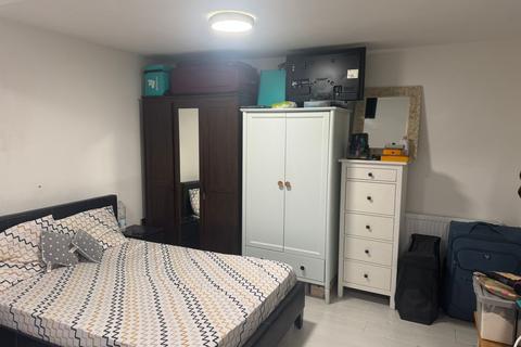 undefined, Mitcham CR4