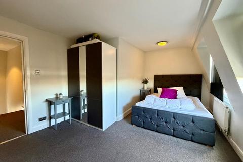 3 bedroom apartment to rent, London SE5