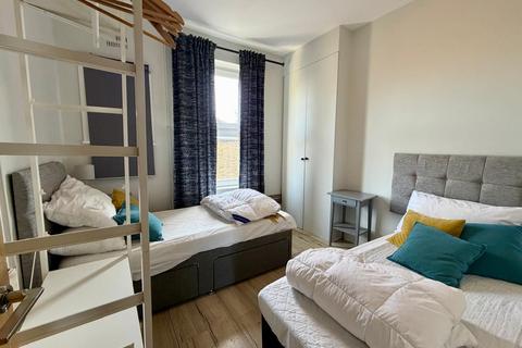 3 bedroom apartment to rent, London SE5