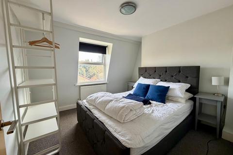 3 bedroom apartment to rent, London SE5