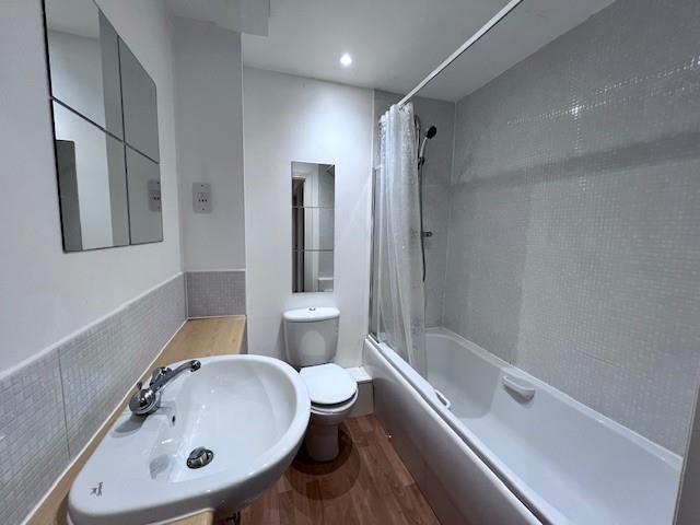 9 Glover Road bathroom.jpg