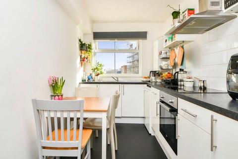 2 bedroom flat for sale, Flat 6 Highwood Court, 975 High Road, Finchley, London, N12 8QS