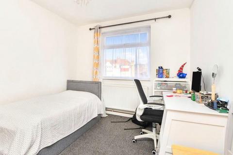 2 bedroom flat for sale, Flat 6 Highwood Court, 975 High Road, Finchley, London, N12 8QS