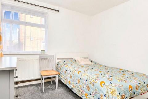 2 bedroom flat for sale, Flat 6 Highwood Court, 975 High Road, Finchley, London, N12 8QS