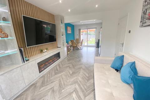 3 bedroom semi-detached house to rent, Ormesby Drive, Potters Bar EN6