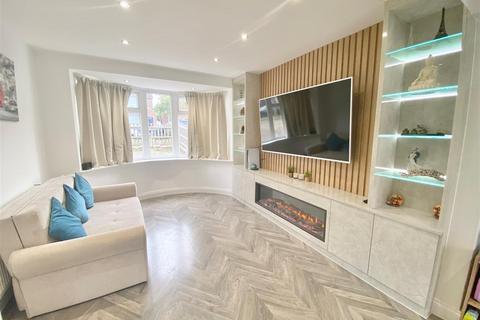 3 bedroom semi-detached house to rent, Ormesby Drive, Potters Bar EN6