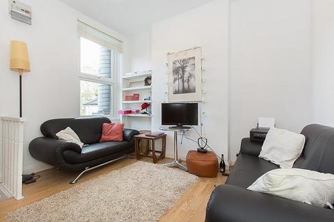 2 bedroom apartment to rent, Balham High Road, London SW17