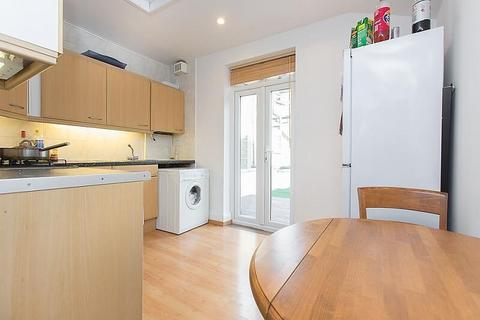2 bedroom apartment to rent, Balham High Road, London SW17
