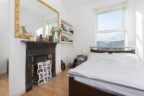 2 bedroom apartment to rent, Balham High Road, London SW17