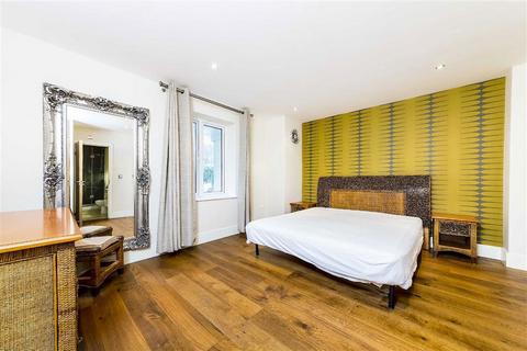 undefined, Strand Drive, Kew TW9