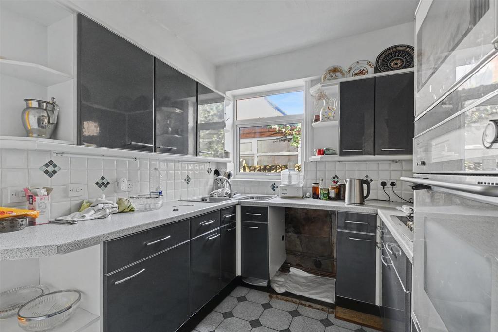 Kitchen 2.jpeg