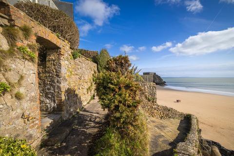 7 bedroom semi-detached house for sale, St Julian Street, Tenby SA70