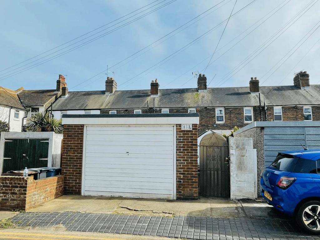 Garage front 152 whi