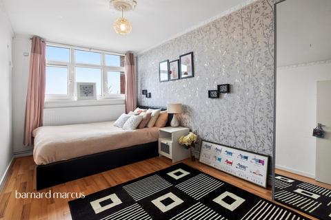 1 bedroom flat for sale, Woking Close, Roehampton, London