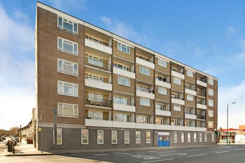 1 bedroom flat to rent, Fulham Palace Road, London SW6