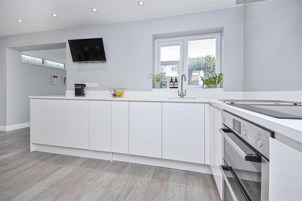 7 Sevenoaks Kitchen (2).jpg