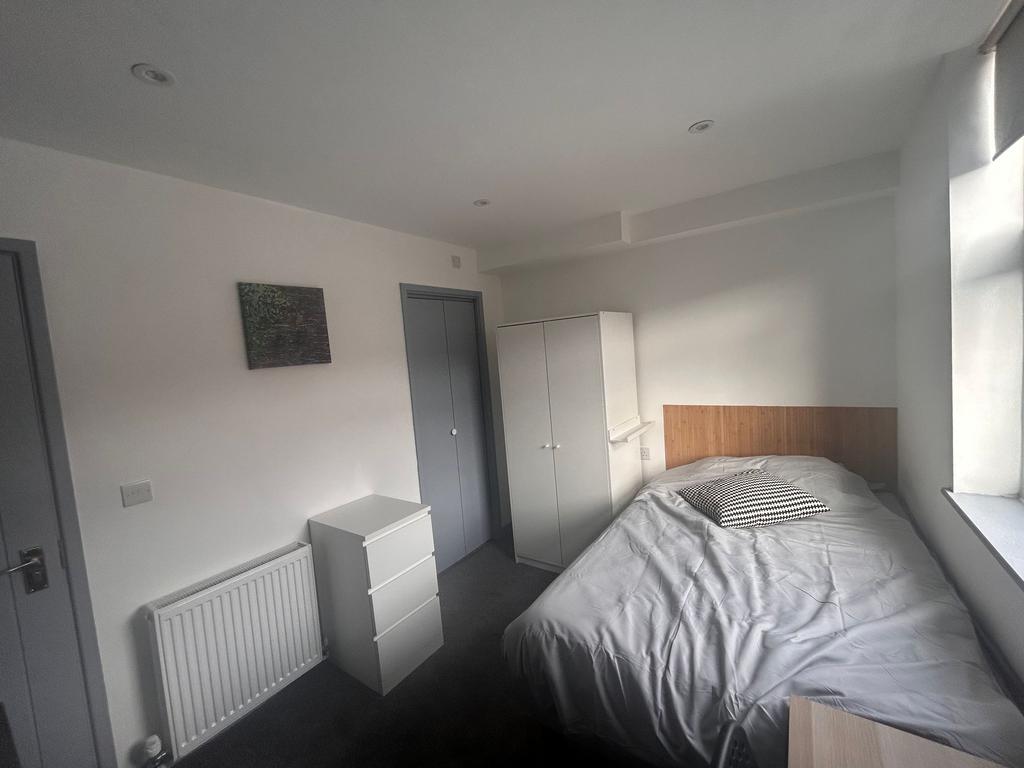 Bright tidy single bedroom with storage...