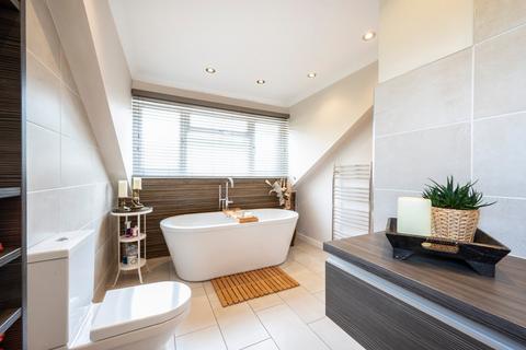 3 bedroom detached house to rent, Brumana Close, Weybridge, KT13