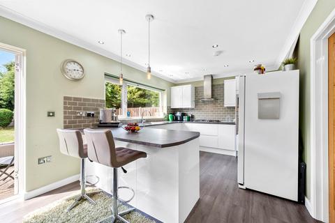 3 bedroom detached house to rent, Brumana Close, Weybridge, KT13
