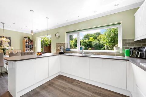 3 bedroom detached house to rent, Brumana Close, Weybridge, KT13