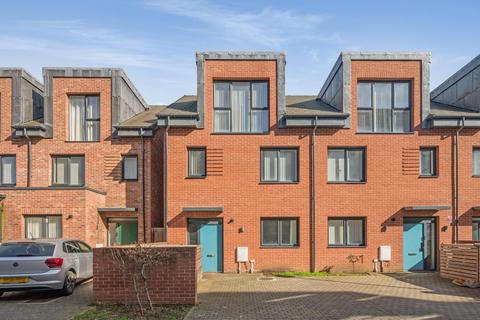 4 bedroom terraced house for sale, Reynard Way, Brentford,  TW8