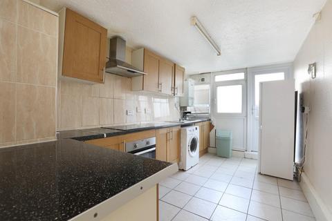 3 bedroom flat for sale, Flaxman Road, London, SE5