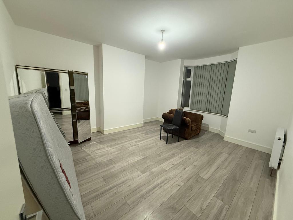 Spacious 4-Bedroom Family Home in Southall – Pr