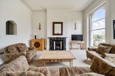 2 bedroom flat to rent, Lypiatt Terrace Cheltenham GL50
