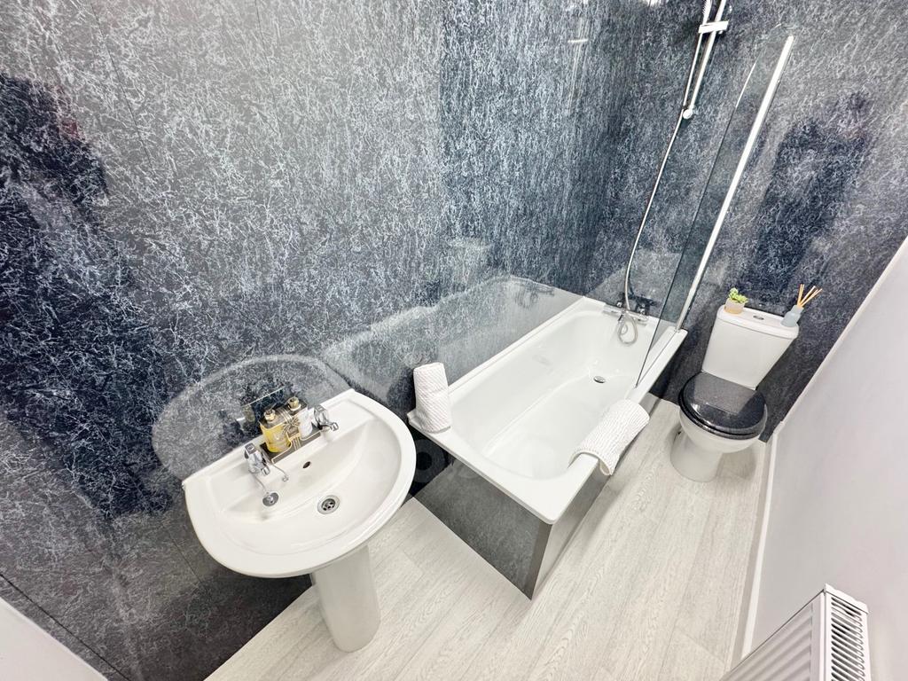 Muirend Street, Kilbirnie bathroom