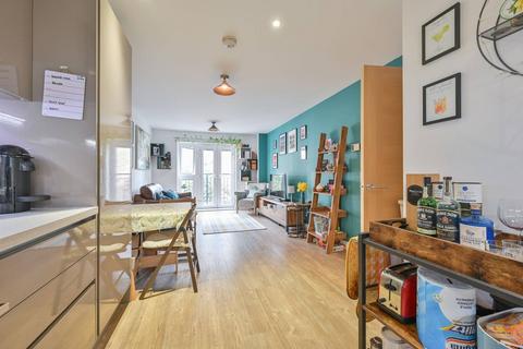 2 bedroom flat for sale, The Vale, Vale Road, Bushey, WD23