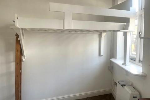 Studio to rent, Sea Street, Whitstable
